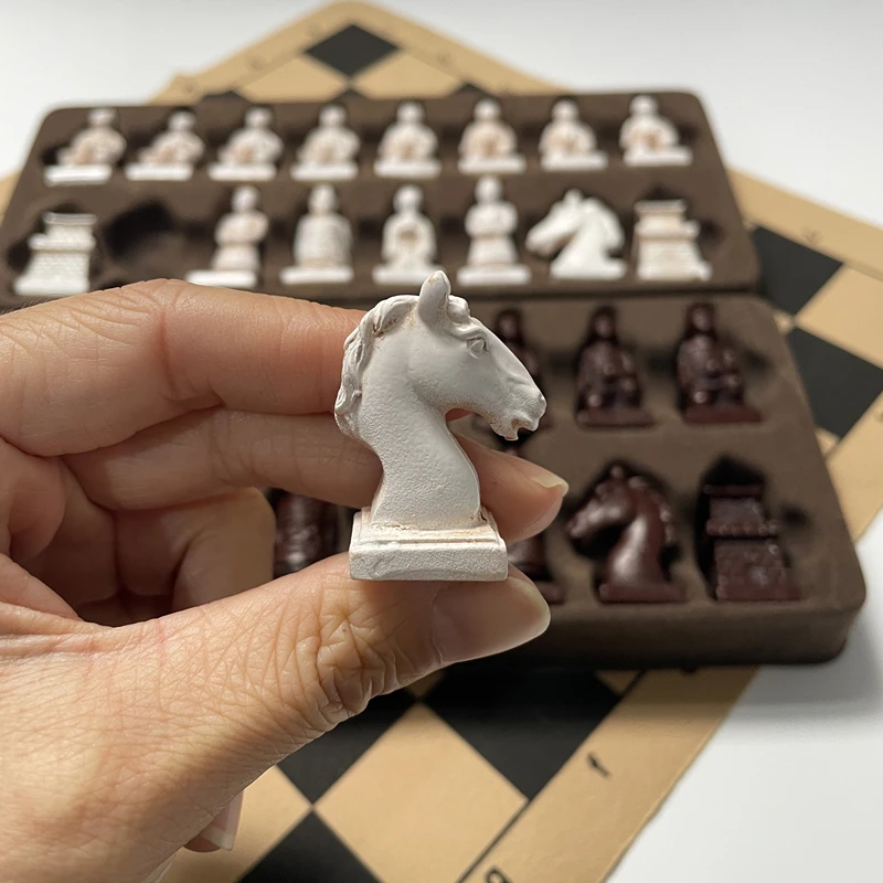 Фото Новый дизайн небольших шахмат, 3D креативный персонаж, солдатские шахматные фигуры, небольшой размер 28 см/11 дюймов, принадлежности для фестиваля настольных игр №4