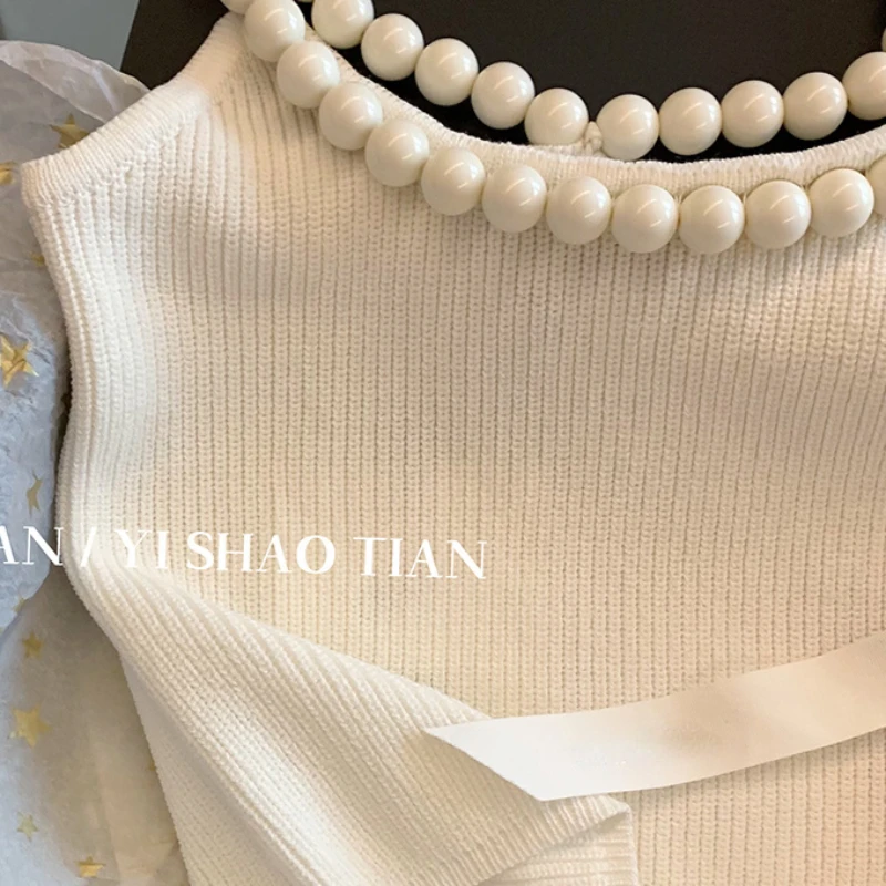 Топ женский трикотажный с жемчужинами на бретелях