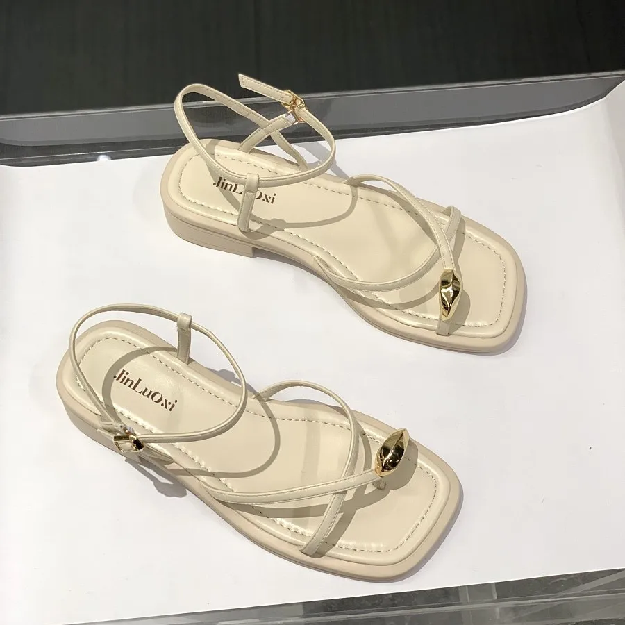 Сандалии женские на низком каблуке бежевые повседневные босоножки с пряжкой