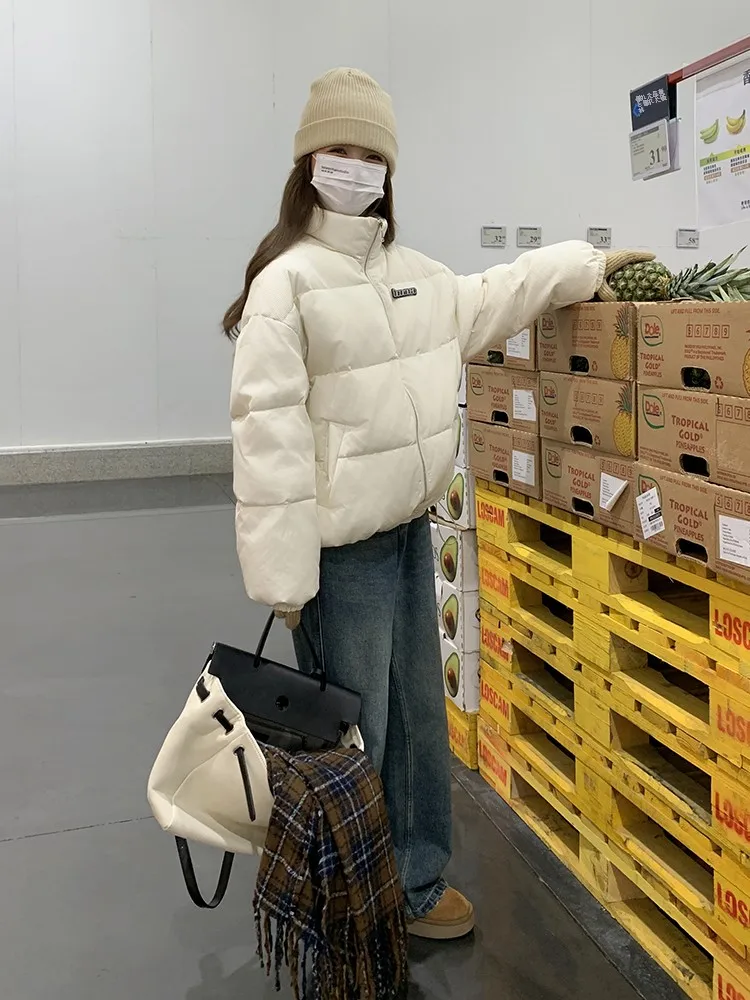Кремово-белый короткий пуховик с воротником-стойкой женская зима 2024 новинка на