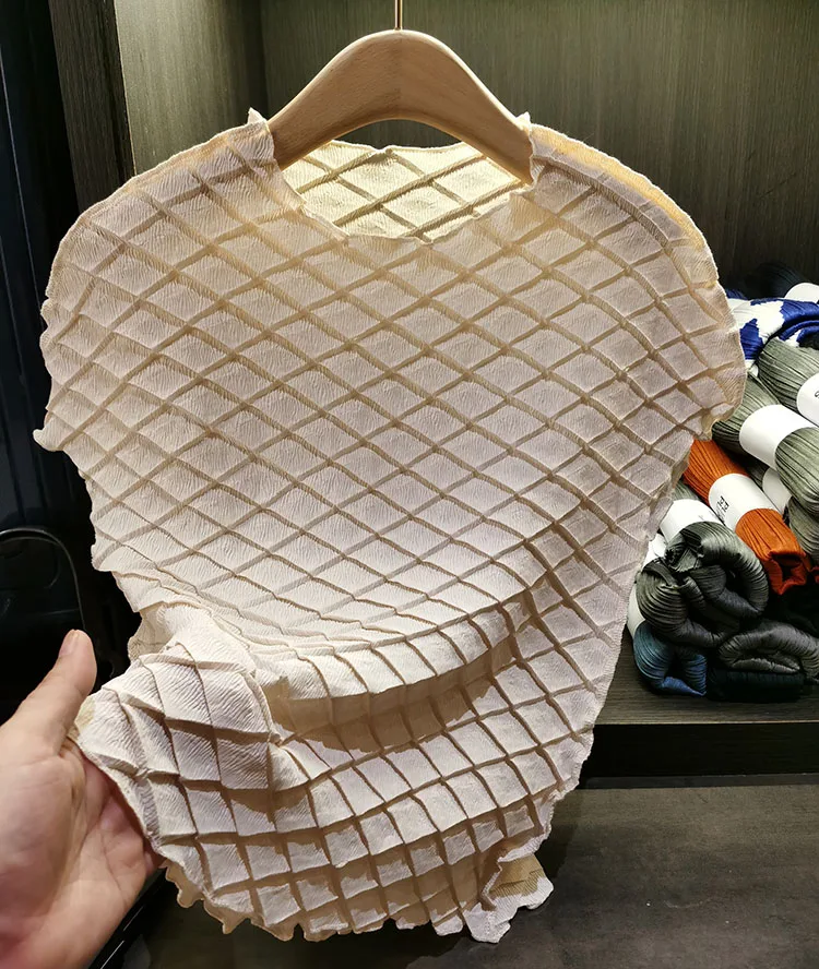 

2023 Minimalist Japanese Design Diamond Pleated Miyake Top for Women's Summer New Loose Round Neck Short Sleeved Pleated T-shirt