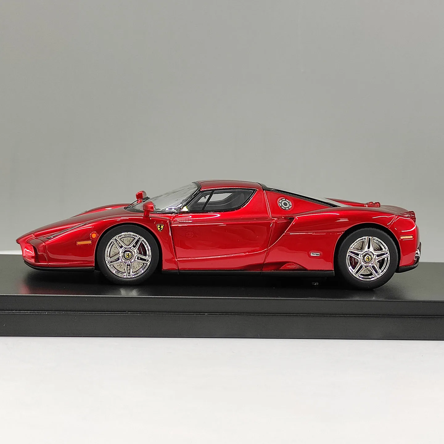 Фото Масштабная модель автомобиля Ferrari ENZO из смолы, 1:43 №4