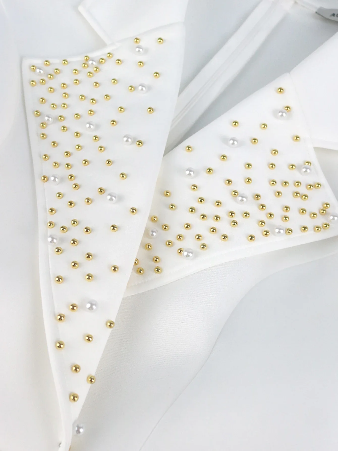 Женское облегающее платье с разрезом длинное коктейльное и буффами на рукавах