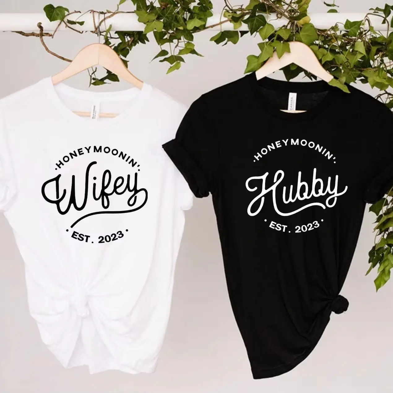 Фото Парные футболки для молодоженов с именами и датой: дизайн «Wifey Hubby Mr Mrs», унисекс, для свадебного тура, для влюбленных, для помолвки, одинаковые футболки №1