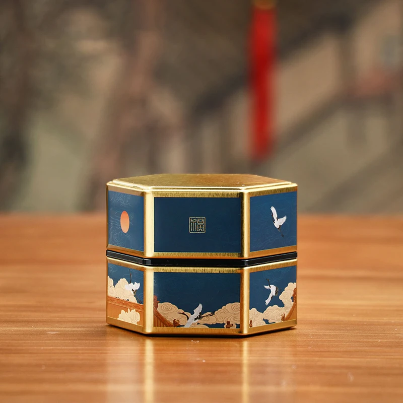 

Черный шестиугольный чайник из жести