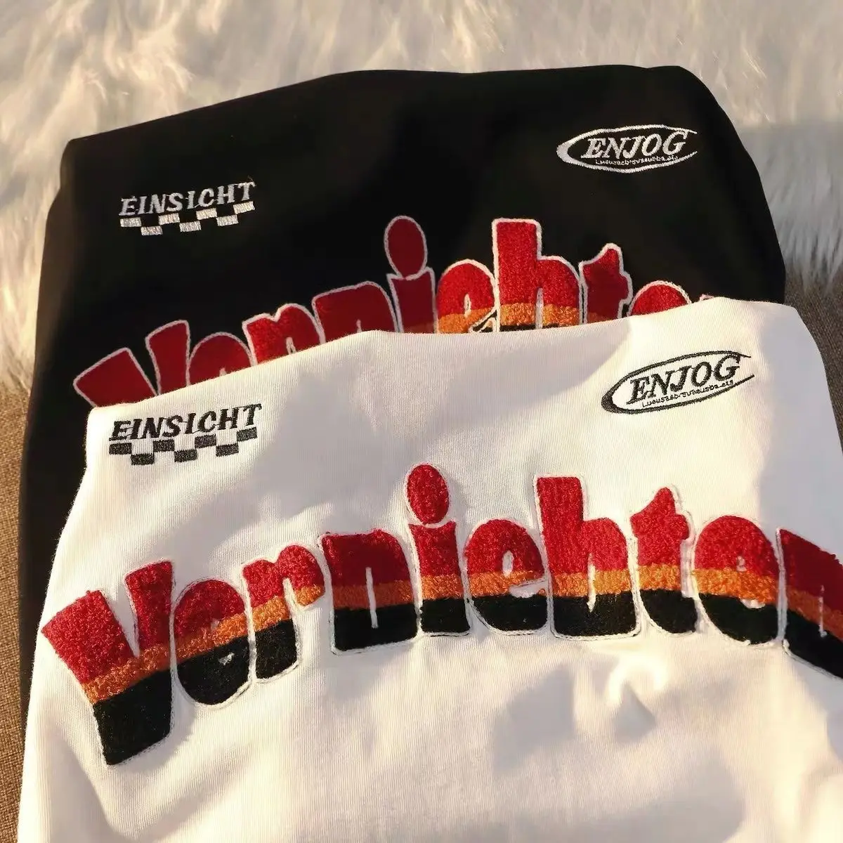 

Футболка женская хлопковая оверсайз с вышивкой и графическим принтом