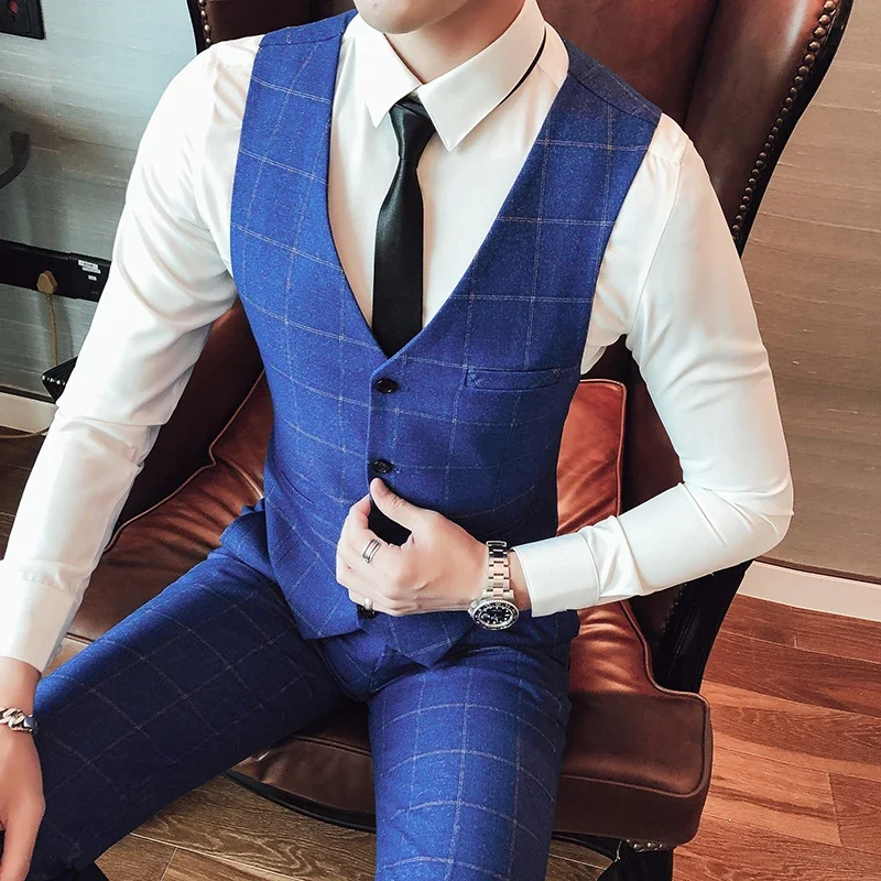 Женский классический костюм