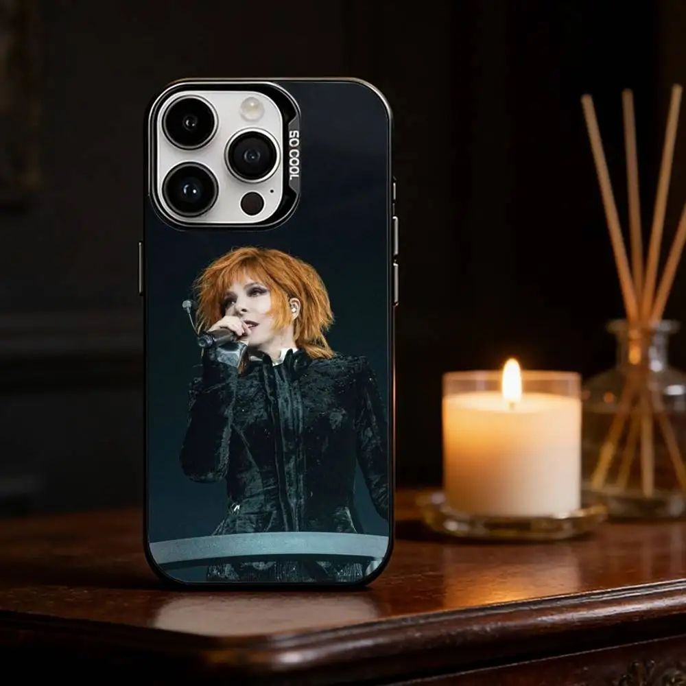 Фото Чехол M-Mylene Farmer California для iPhone 17 16 15 14 13 12 11 Pro Max Plus, серебристый матовый черный №2