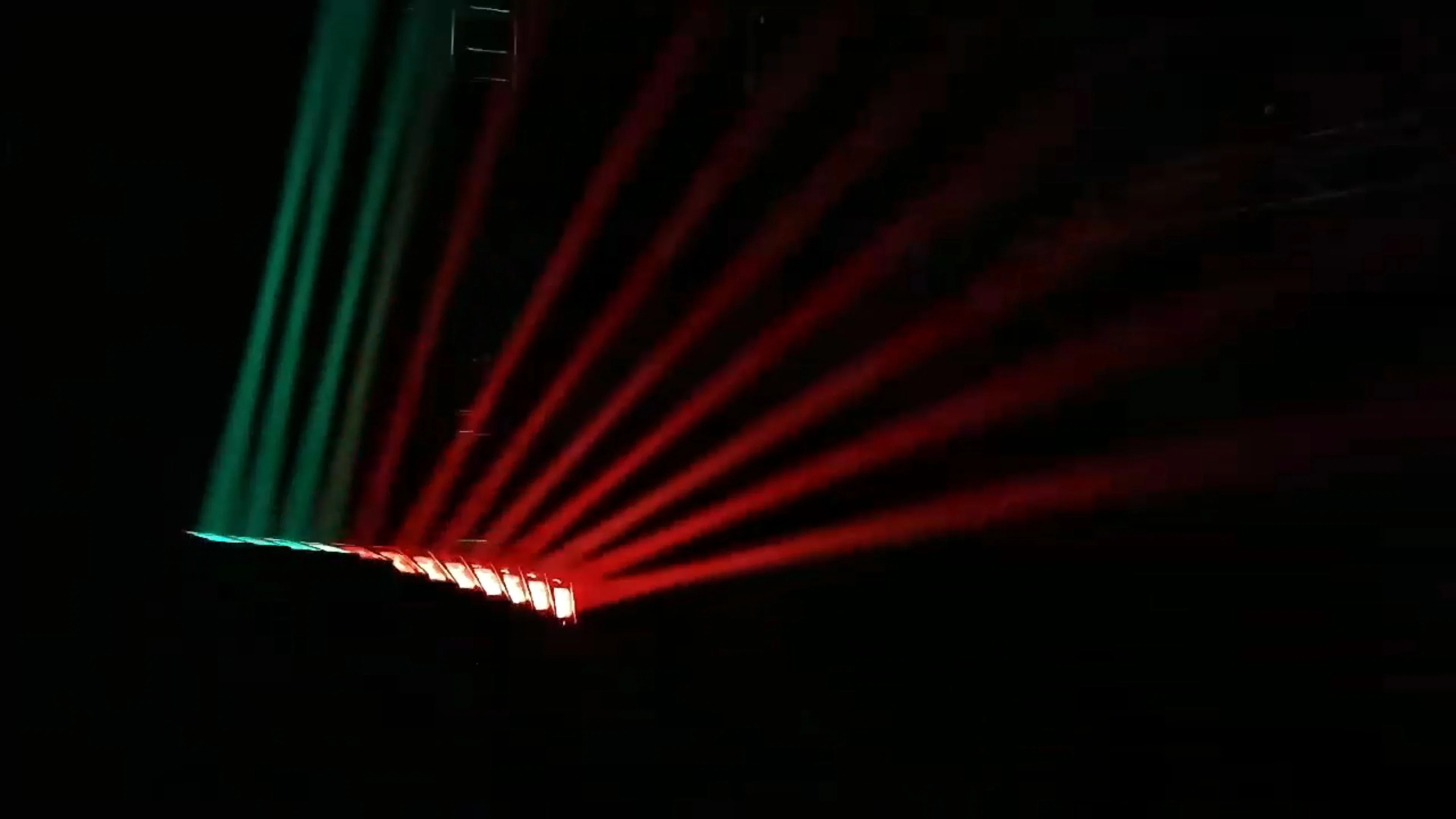 Светодиодная лампа с отдельной струящейся головкой и лучным освещением для