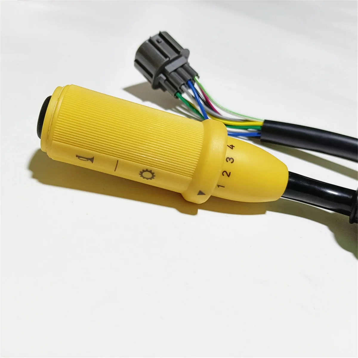 Переключатель сигнала поворота в переднюю и заднюю стойки автомобиля для