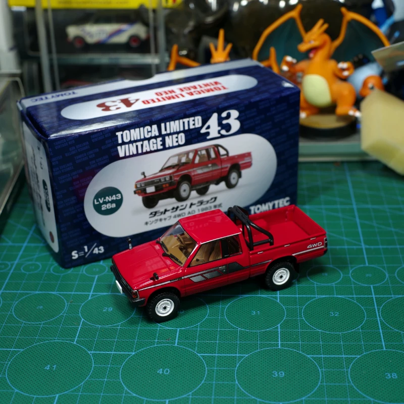 

Tomica tomytec 1/43 TLV-NEO Datsun King cab 4WD red alloy car model collection ornament gift
