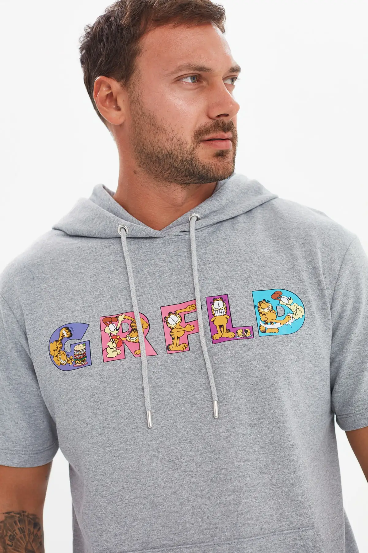 

Trendyol Men 'S Regular Fit Hooded Short-Sleeve Garfield Licensed Sweatshirt TMNSS21SW0028