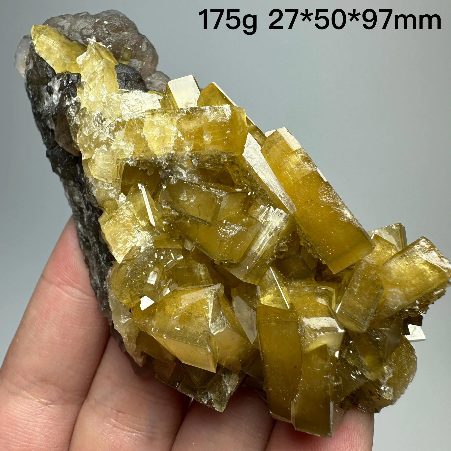 

Кристаллический кластер из желтого барита