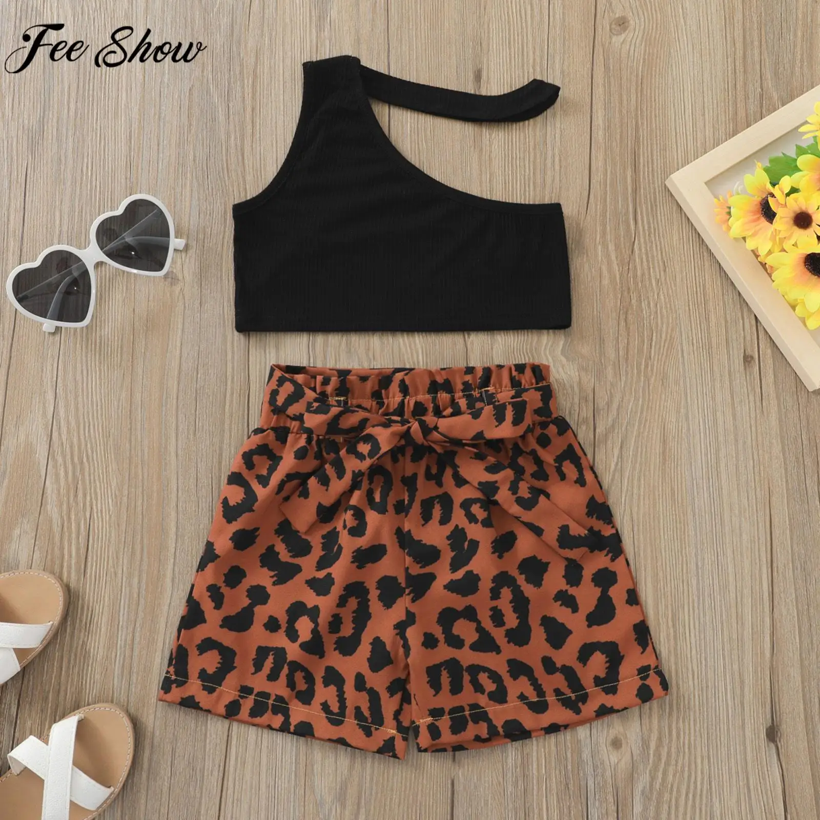 

Girls Fashion Preppy Style Costume Sleeveless Oblique Shoulder Halter Crop Top with Leopard Shorts for Casual Wear Photo Shoot