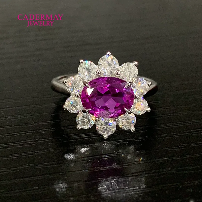 Фото Кольца Cadermay из серебра 925 пробы с овальным лабораторным сапфиром 7x9 мм розово-фиолетового цвета и муассанитом, модель 