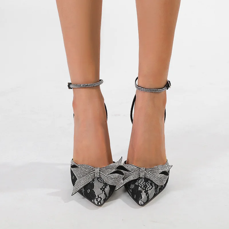 Женские босоножки на высоком каблуке с бантом и кружевом