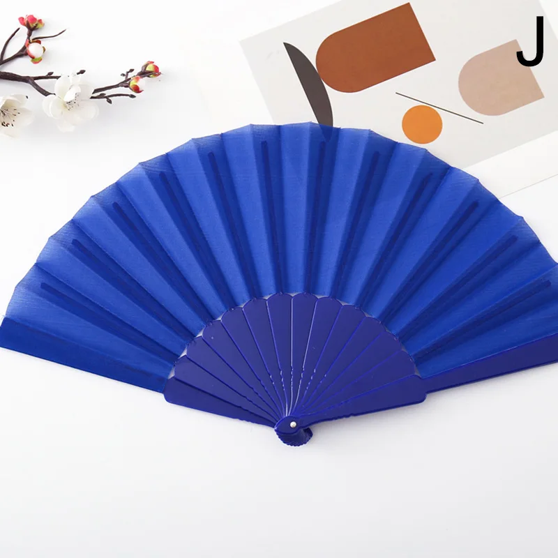 

Складной белый тканевый веер