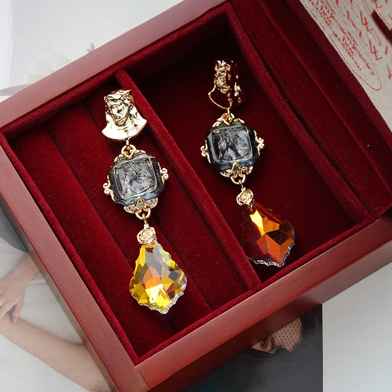 Рисунок 2 - Винтажные висячие серьги из натурального камня