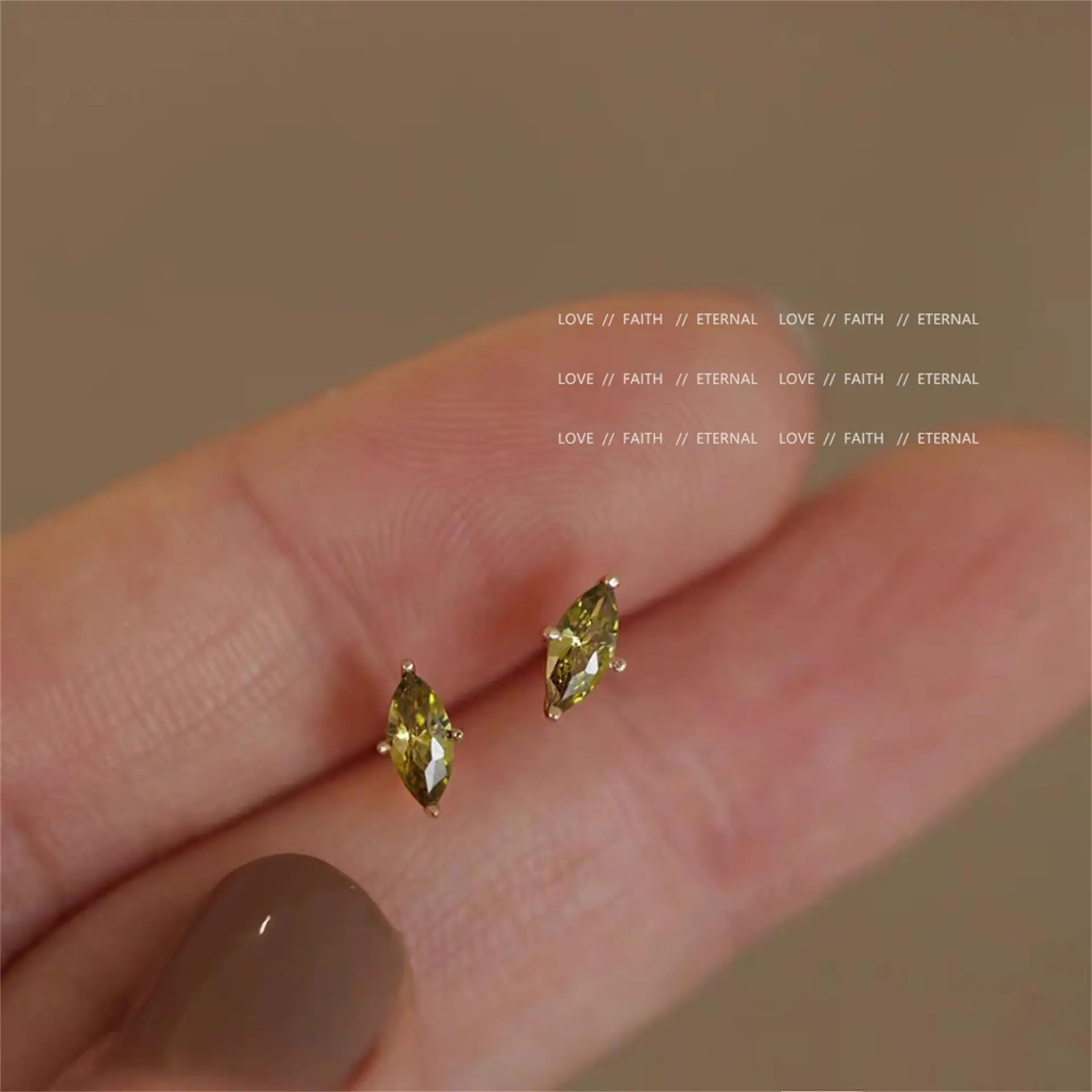 

Серьги-гвоздики из серебра 925 пробы с подвесками