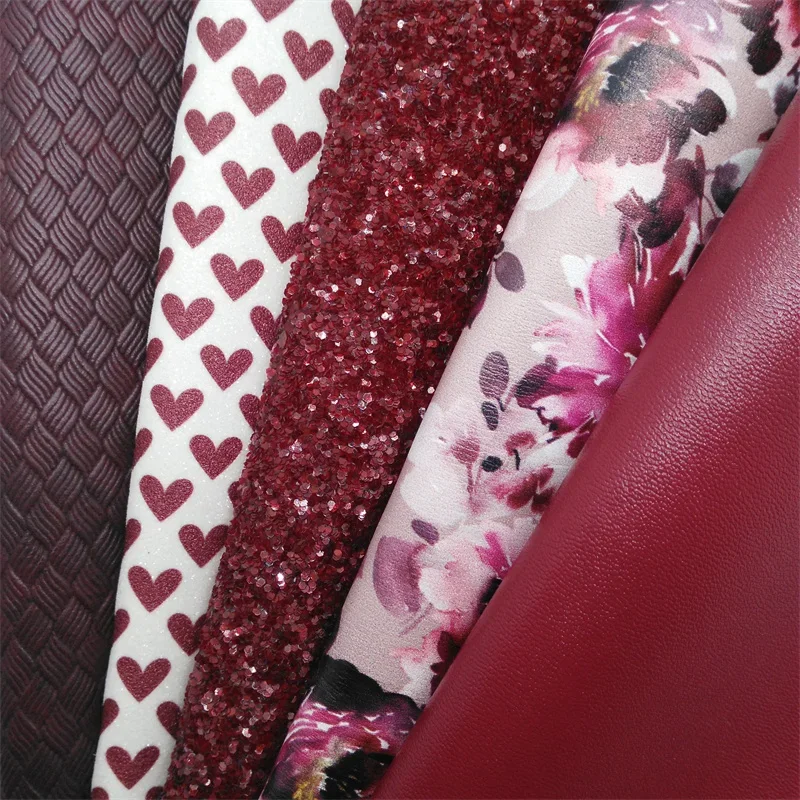 

Серьги из искусственной кожи с рисунком в виде сердца