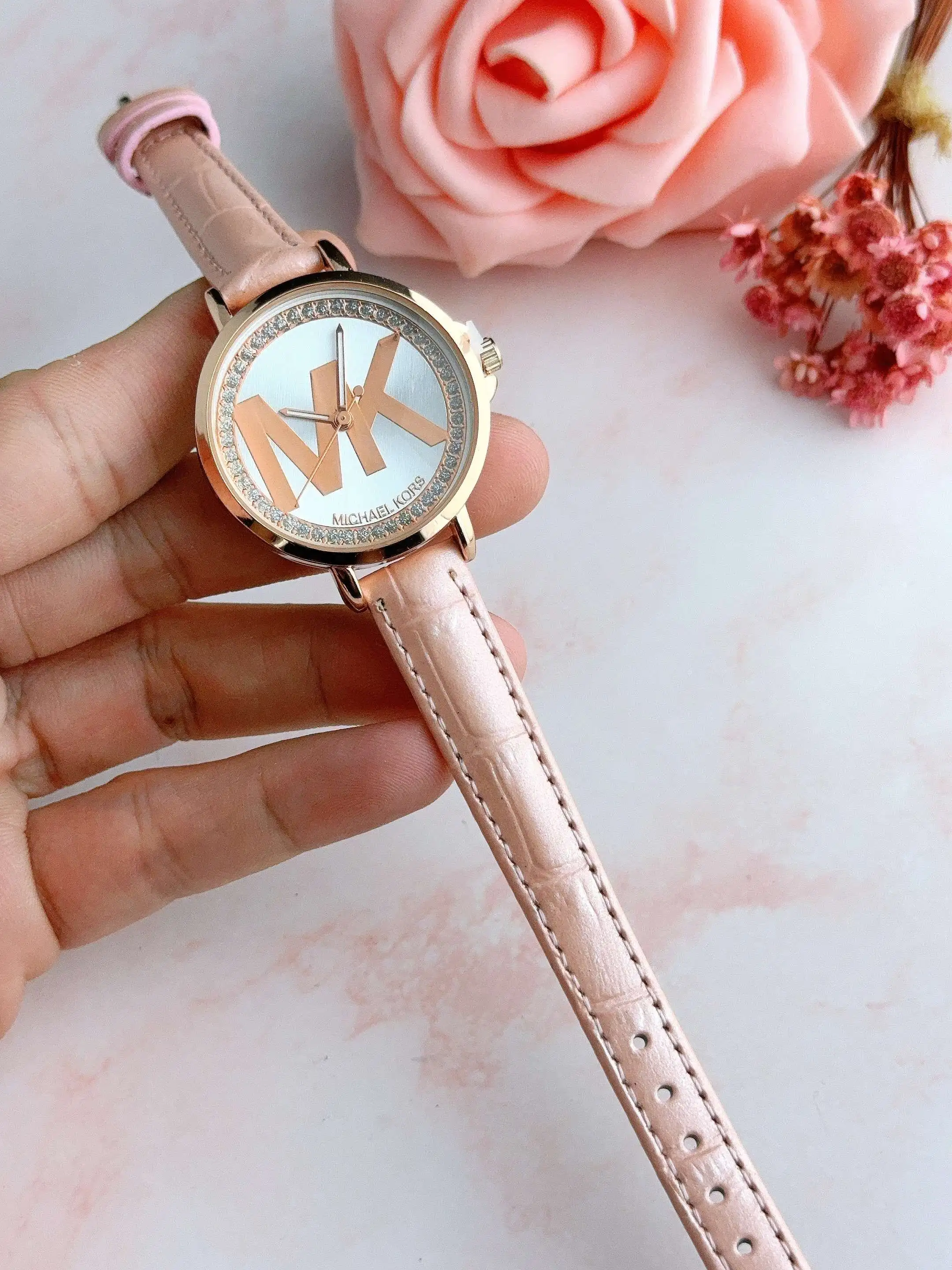 Фото Новые женские повседневные модные наручные часы Michael Kors в деловом стиле с кожаным ремешком, кварцевые часы с циферблатом из сплава, украшенным бриллиантами №5