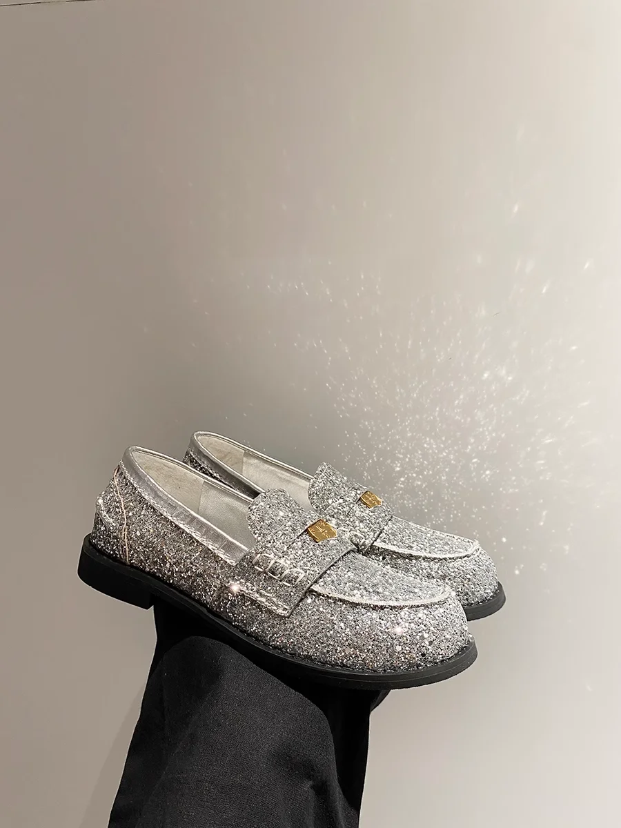 

Модельные лоферы с золотыми монетами, брендовые Классические роскошные женские туфли, кожаные серебристые лоферы на платформе с блестками, 2023, британский стиль, на плоской подошве, INS