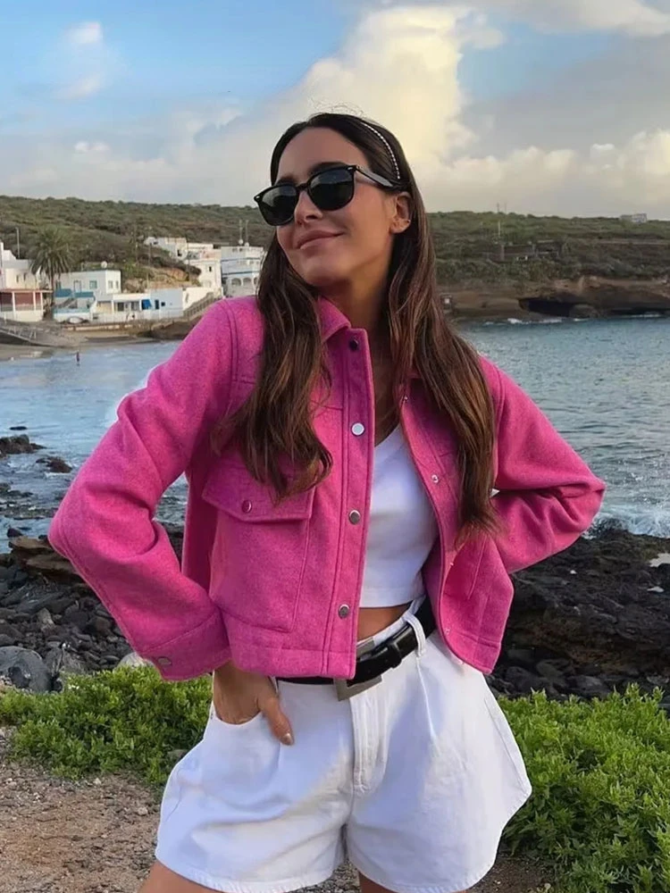 

Женская короткая куртка на пуговицах с отложным воротником и карманами