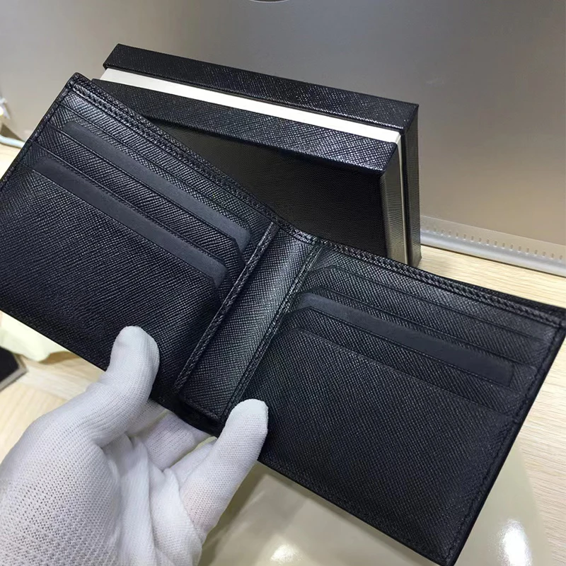 

Многослойный бумажник с отделениями для денег