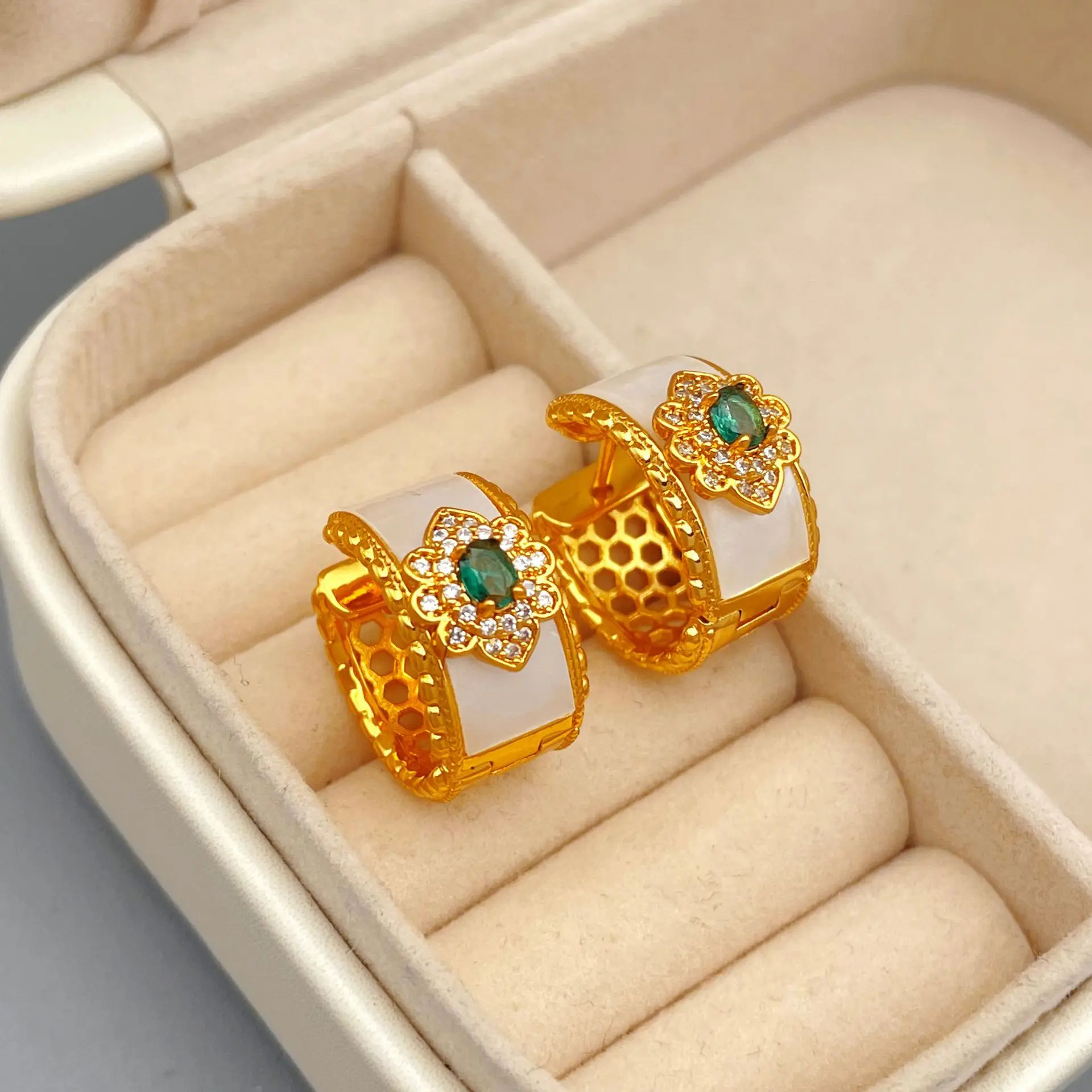 

Vintage luxury small white pearl emerald onyx lace circle piercing designer hollow golden hoop earrings for women
