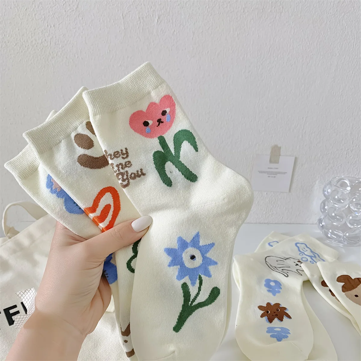 

Женские весенние новые носки крем граффити тюльпан женские носки средней длины модные хлопковые носки в студенческом стиле женские хлопковые носки