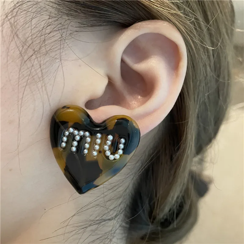 

Женские серьги-гвоздики в форме сердца, из смолы