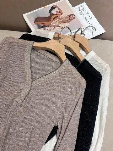 Шелковый вязаный свитер  V-образным вырезом