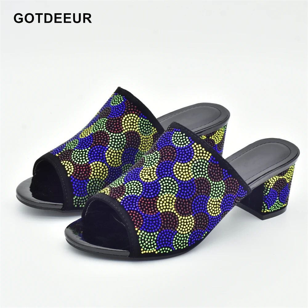 

2023 Wedding Shoes Bride Luxury Shoes Decorated with Rhinestone Elegant Round Toe Square Heel WOMEN Party Pumps Ladies Shoes