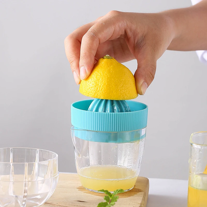 

Lemon Squeezer with Lid Plastic Manual Lemon Juicer Orange Press Cup Citrus Squeezer with Pour Spout Fruit Tools Kitchen Gadgets
