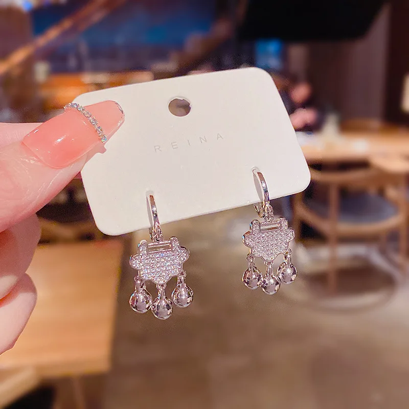 

New safe lock earrings ear buckle fashion personality design sense bell pendant earrings ethnic style ear buckle