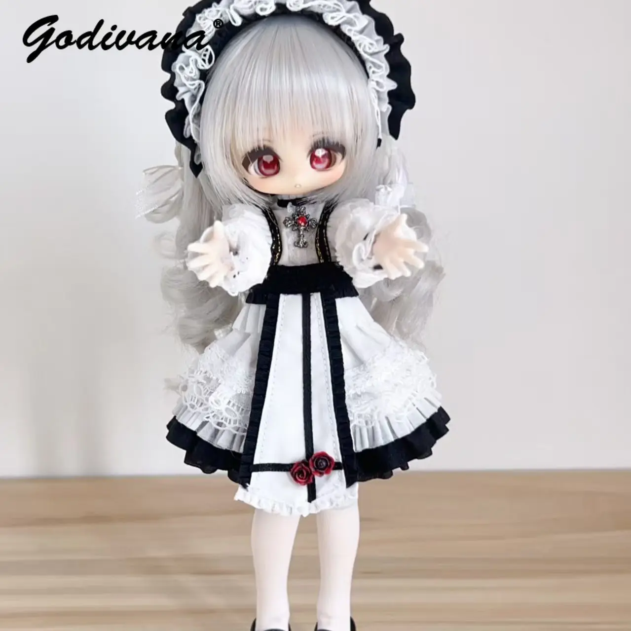 Фото Наряд для куклы BJD: черно-белое готическое платье горничной в стиле лолита с винтажным кружевом, рюшами, пышными рукавами и декором в виде роз для куклы BJD 1/4. №3