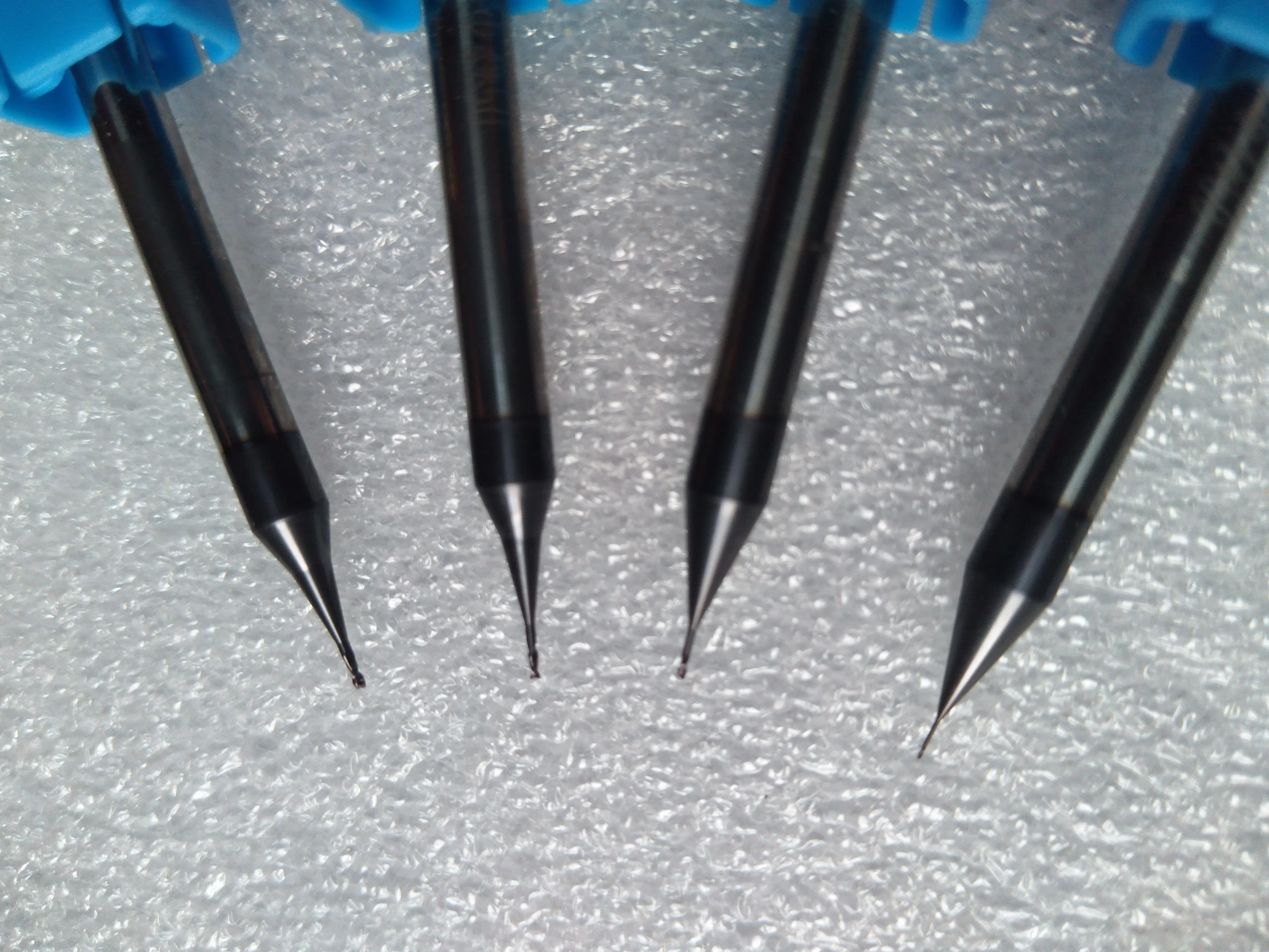 

Микро квадратная концевая фреза HRC55 2 канавки 0,2-0,9 мм Mirco 4 мм