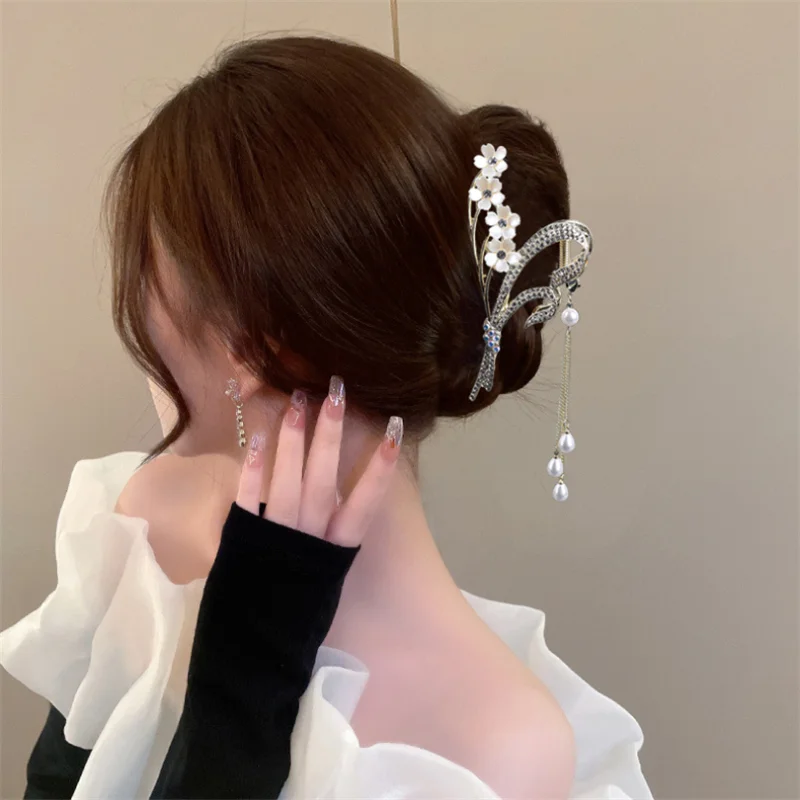 

2023 Retro Butterfly Tassel Ancient Style Grab Clip Rhinestone Shark Clip Ponytail Clip Grab Clip Elegant Headdress Female