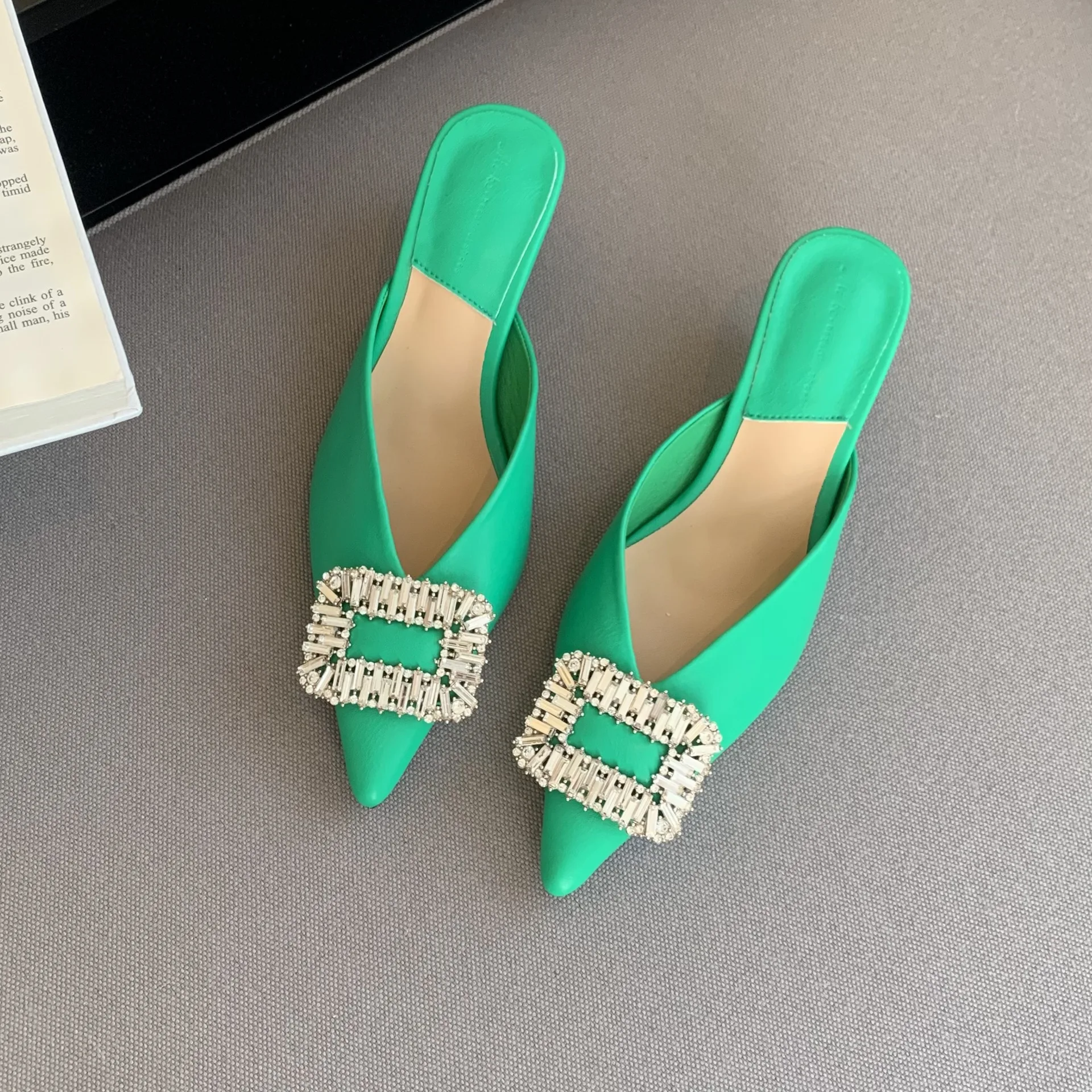 

Блестящие шлепанцы, повседневные туфли с острым носком на высоком каблуке, женские низкие слиперы, роскошные желейные, 2022 ПВХ, базовая Весен...