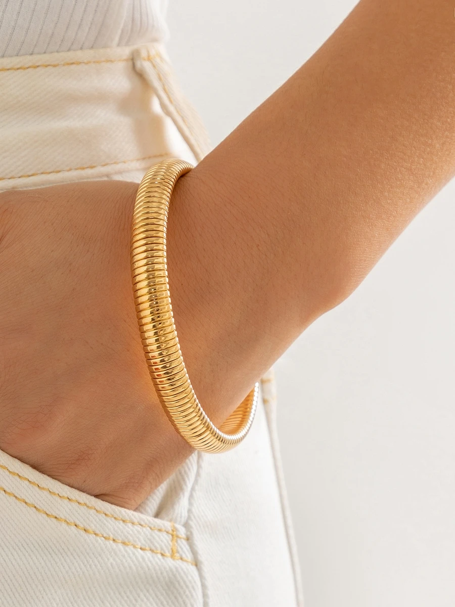 

Dubai vintage golden bracelet Simple literary commuting French spring design classic bangle