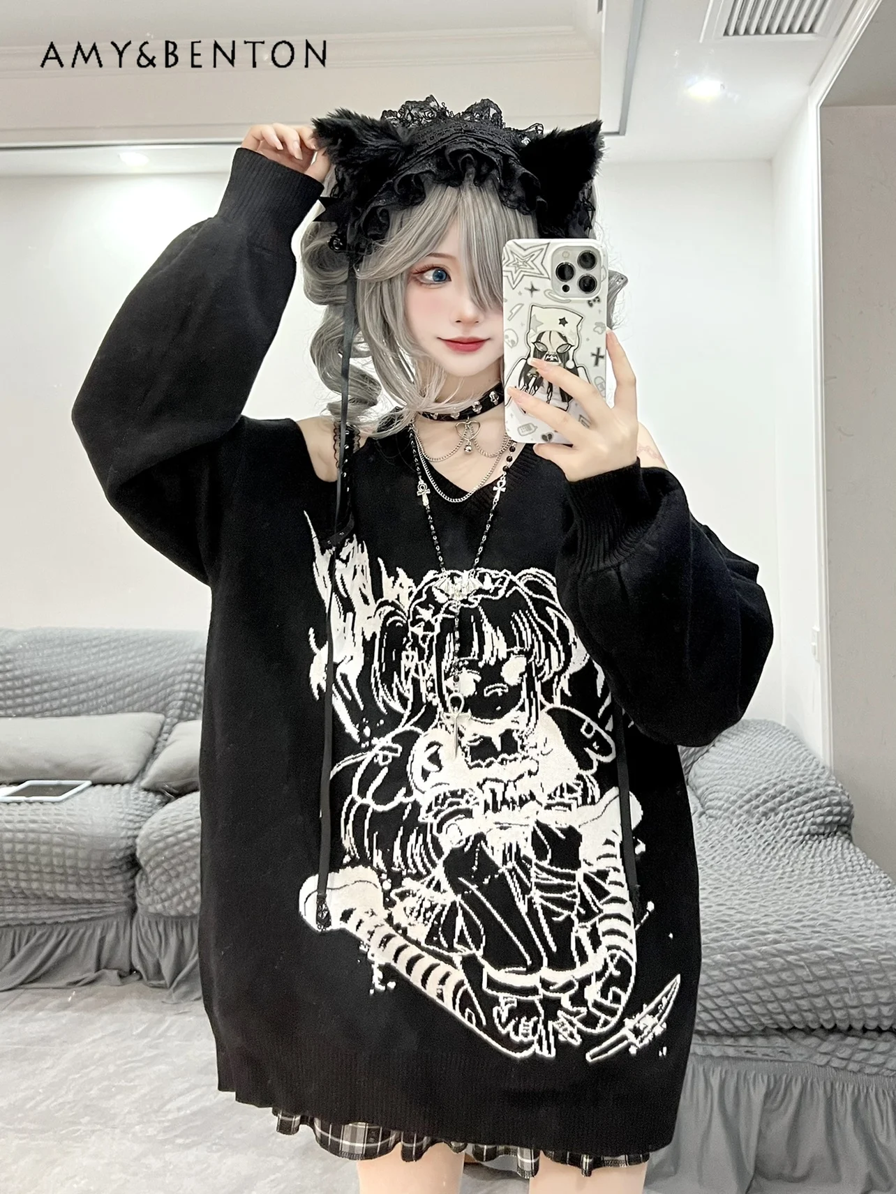 

Осенний новый свитер в стиле Харадзюку Y2K с аниме принтом с открытыми плечами сексуальный черный облегающий свитер с V-образным вырезом Свободный пуловер в уличном стиле