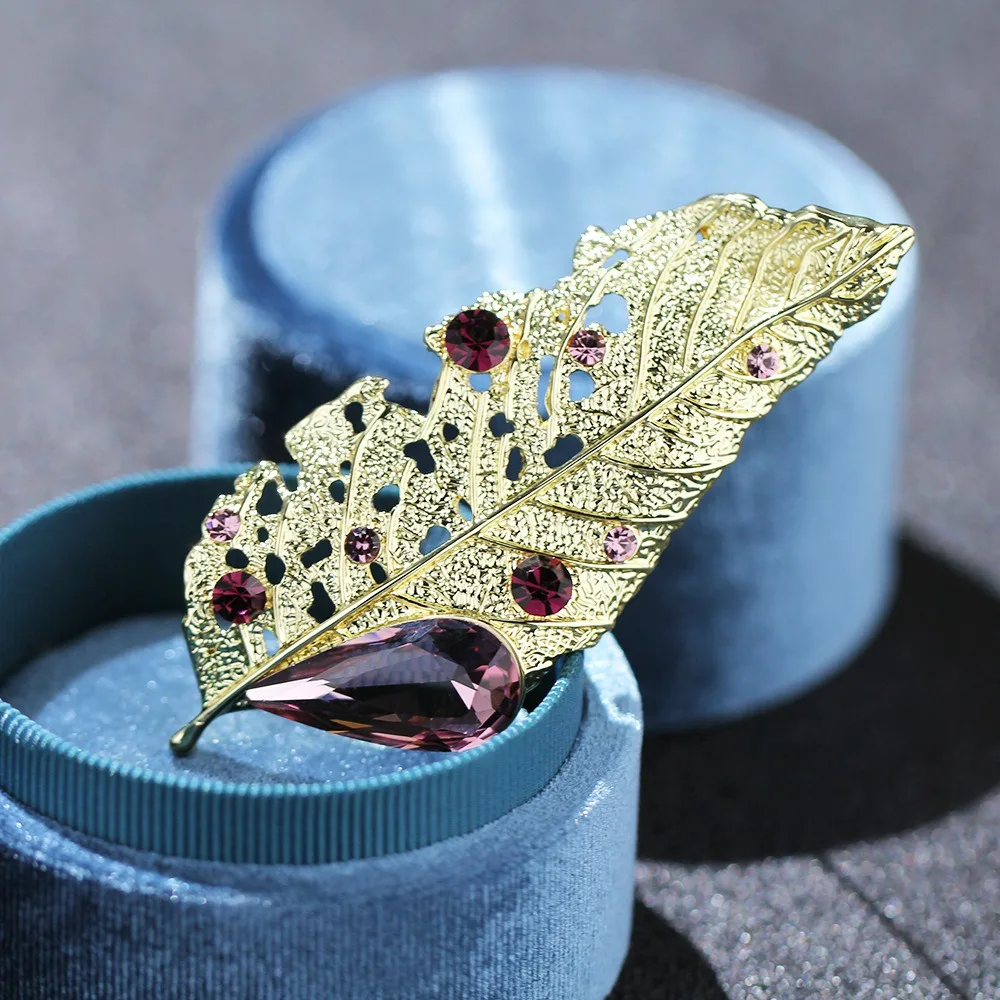 Винтажная брошь в виде листьев