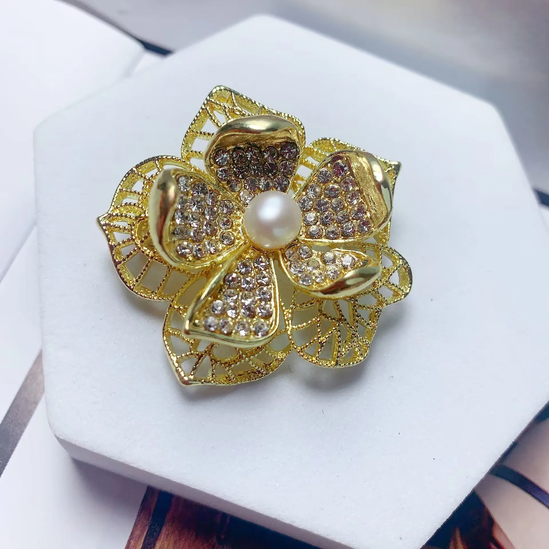 Korean Fashion Natural Pearl Fixed Shoulder Strap Charm Safety Pin Brooch Sweater Cardigan Clip Chain Brooch Trend Jewelry