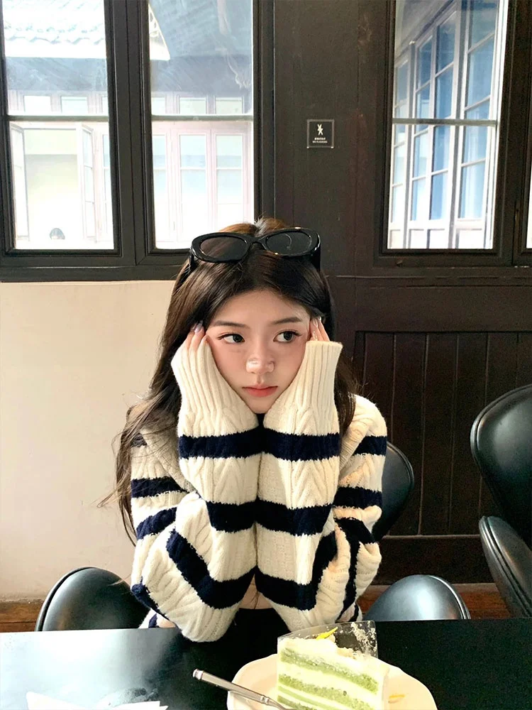 Универсальный возрастной вязаный кардиган в контрастную полоску больших