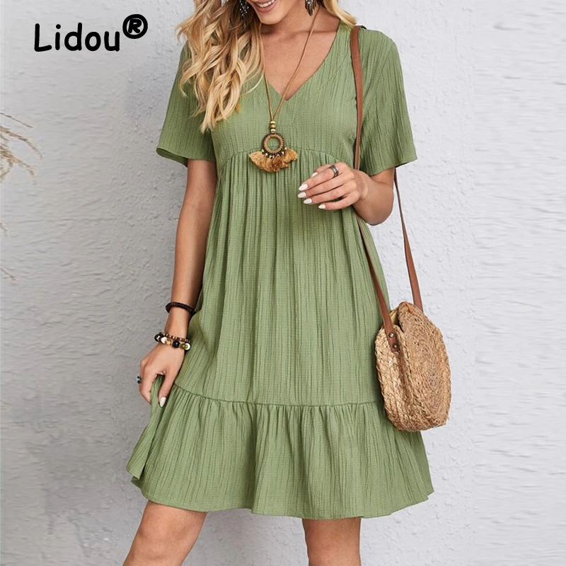 

Женское платье с коротким рукавом, V-образным вырезом и оборками