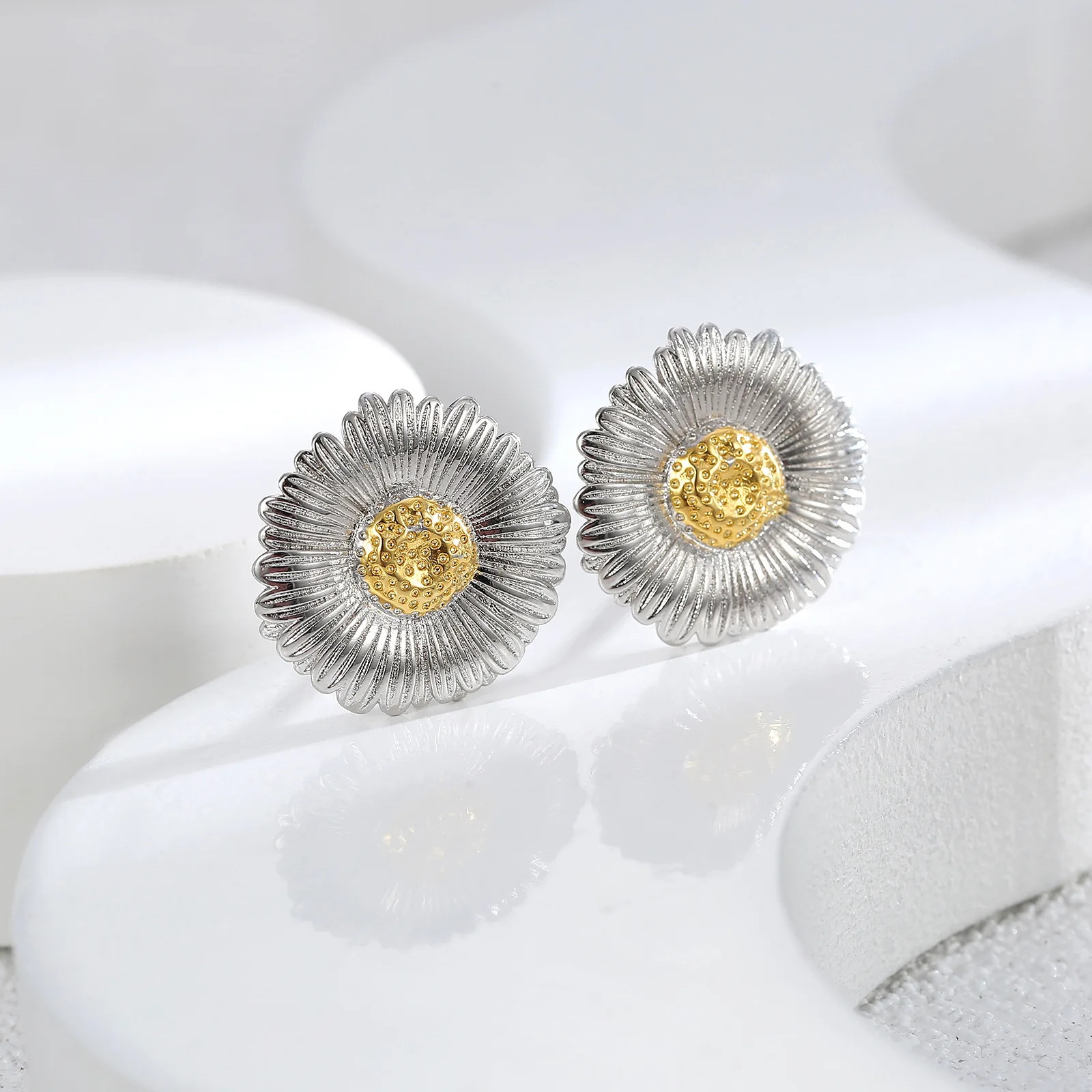 

Luxury Flower Earrings Italian Court Wire Drawing Technology Earrings Retro Temperament Design Sense Niche Jewelry.