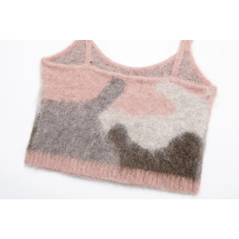 Женский трикотажный топ на бретелях с вырезами