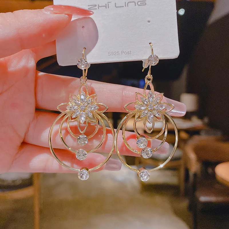 

Luxury Hoop Earring For Women Cute Three Mushroom Hoops Gold Color Sweet Earrings Designer Trendy Jewelry Accessories