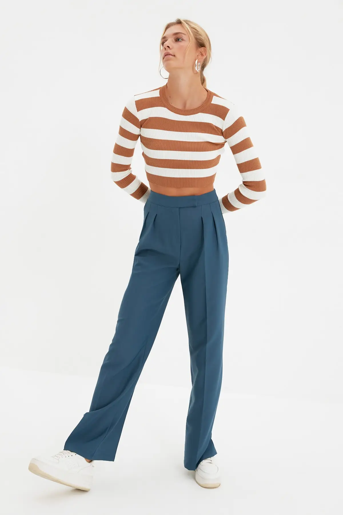 

Trendyol Straight Pants TWOAW22PL0066