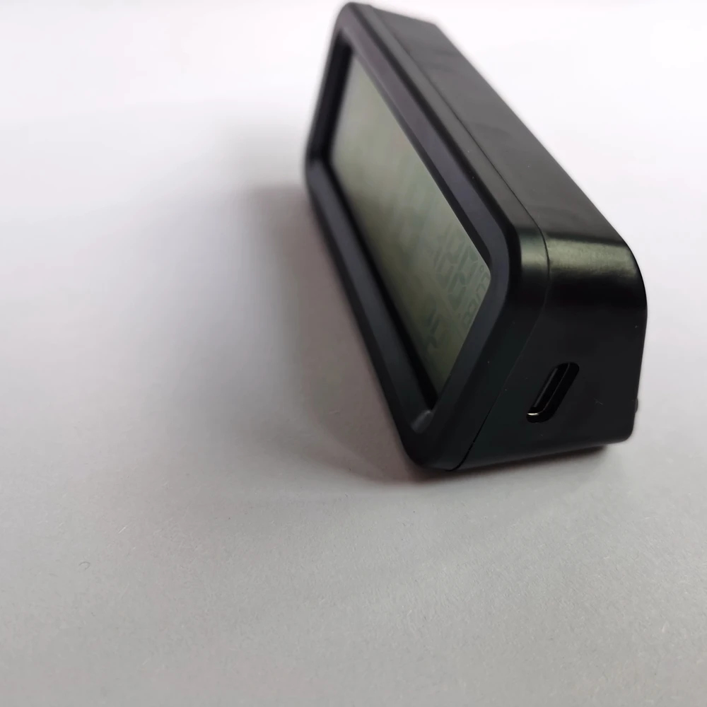 Автомобильные часы на солнечной энергии